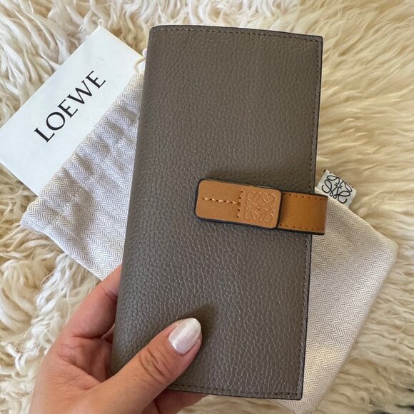 Loewe Large Vertical Wallet in Soft Grained Calfskin - Brand New - Picture 3 of 10